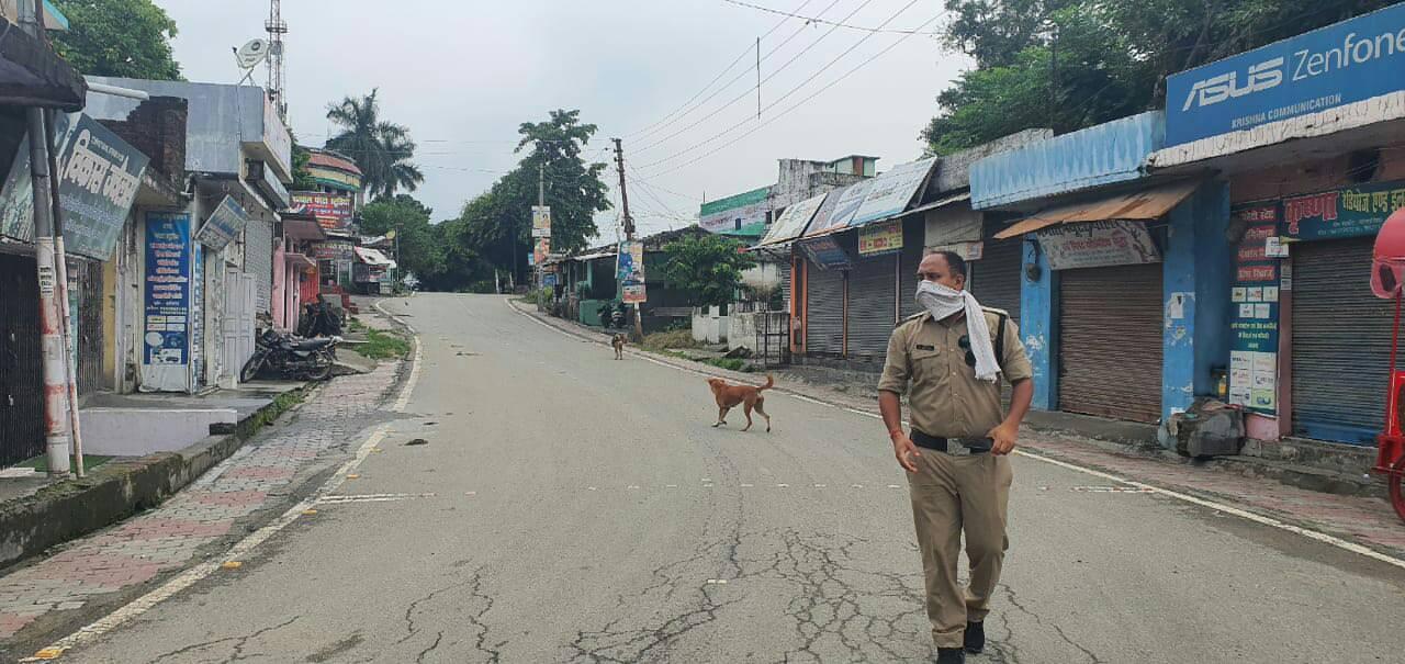 रविवार को लॉकडाउन में सड़क पर सामान्य आवाजाही बंद.jpg