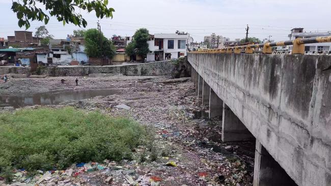 रिस्पना नदी में कचरा.jpg