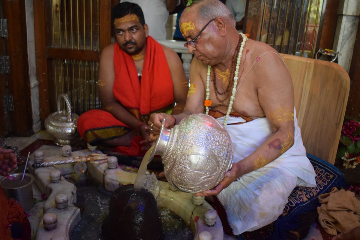 हरिद्वार मंदिर में पूजा करते बंशीधर भगत1 (1).jpeg