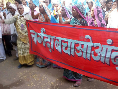 नर्मदा बांध विस्थापितों का बेमियादी उपवास नर्मदा तट पर जारी