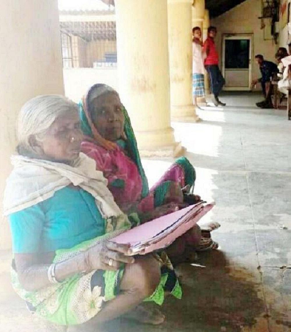 खुद को जीवित साबित करने की लड़ाई लड़तीं दो बहनें। 