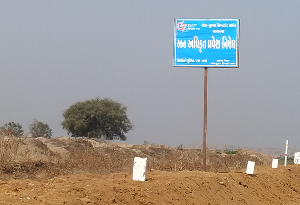 बादी गांव में एक किसान की भूमि पर लगा बोर्ड जिसमें लिखा है 'आज्ञा के बिना प्रवेश निषेध’।