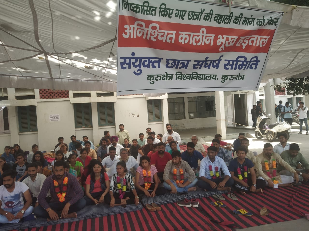 कुरुक्षेत्र विश्वविद्यालय: 19 छात्रों के निष्कासन के विरोध में अनिश्चितकालीन भूख हड़ताल जारी 