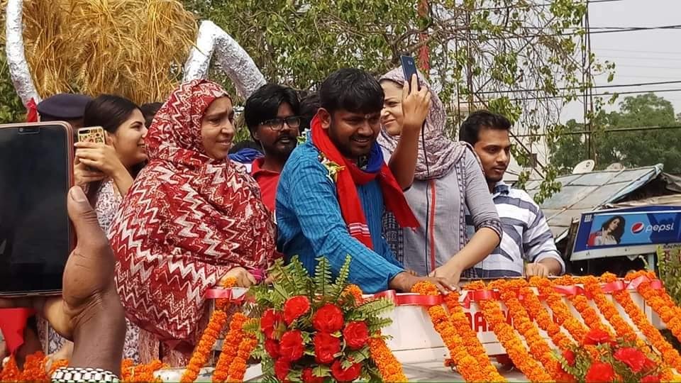 कन्हैया के रोड शो के दौरान की तस्वीर। 