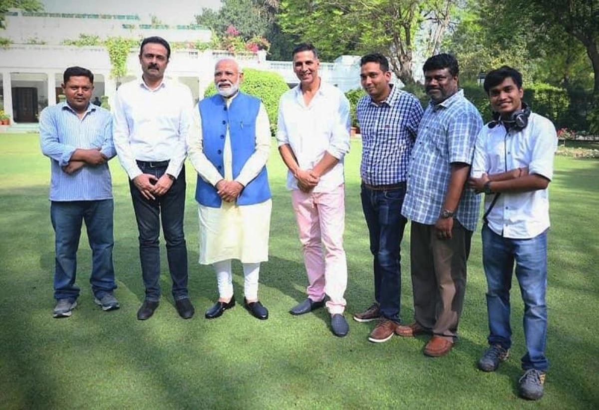 जी मीडिया की सीनियर टेक्निकल टीम के साथ पीएम मोदी और अक्षय कुमार