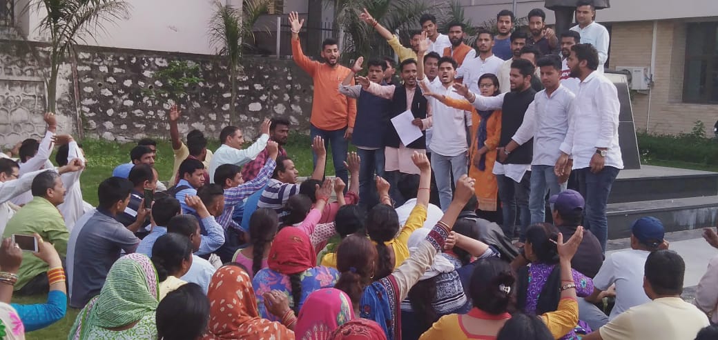 कर्मचारियों के समर्थन में धरना-प्रदर्शन करते छात्र