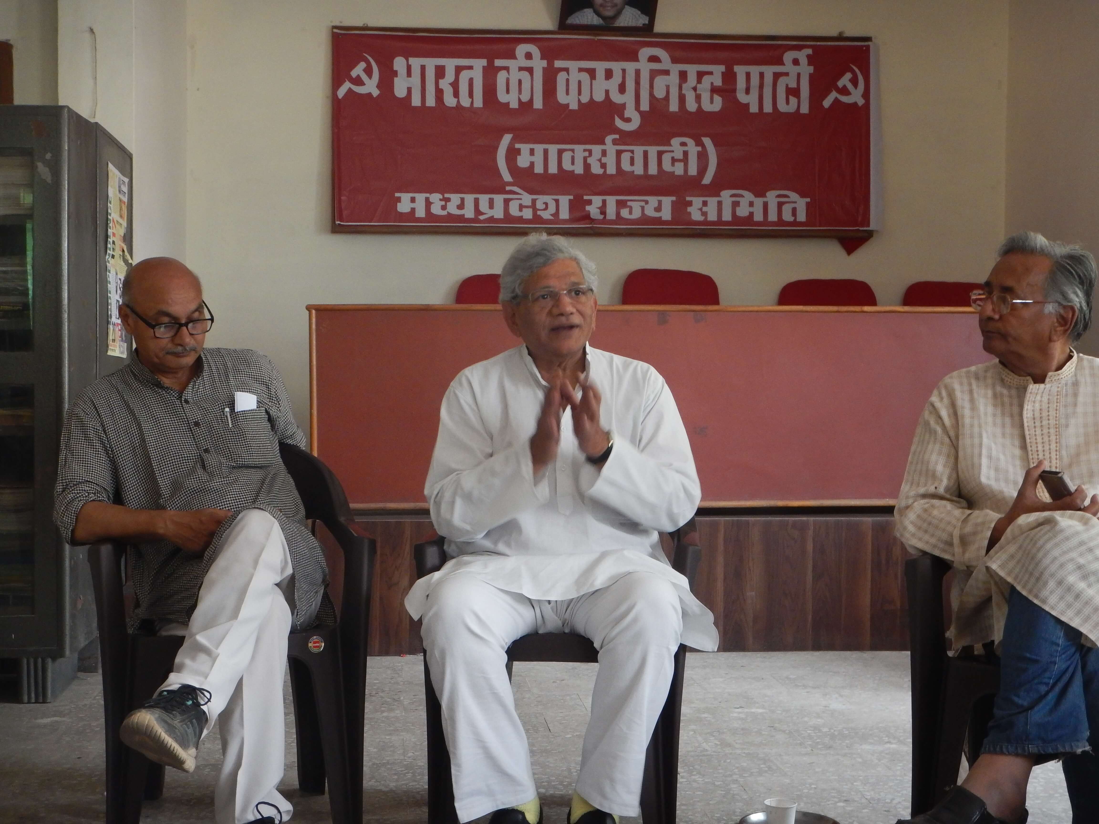 भोपाल में सीताराम येचुरी। 