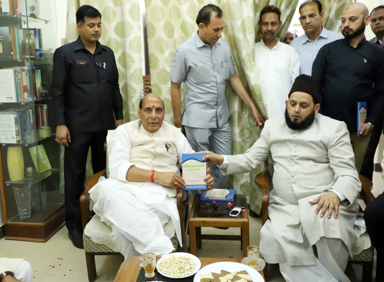 लखनऊ में मौलाना ख़ालिद रशीद फिरंगी महली के साथ गृहमंत्री राजनाथ सिंह