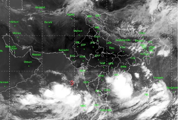 चक्रवात वायु ‘बेहद गंभीर’ हुआ, गुजरात की ओर मुड़ा