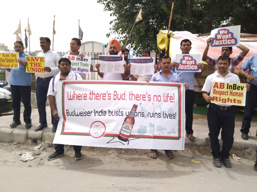 मीडिया में ख़बरें आने पर बडवाइज़र के दो मज़दूर नेता निलंबित 