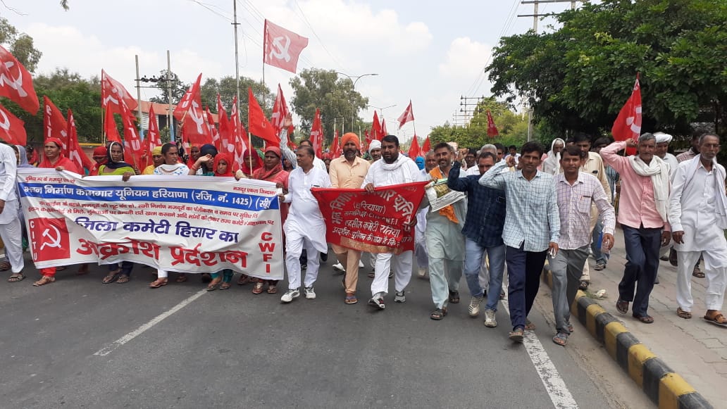  प्रदर्शन करते निर्माण मज़दूर