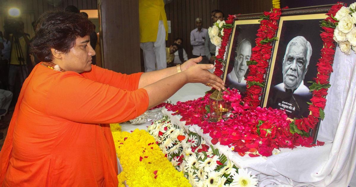 भाजपा के दिवंगत नेताओं को श्रद्धांजलि देती सांसद प्रज्ञा ठाकुर