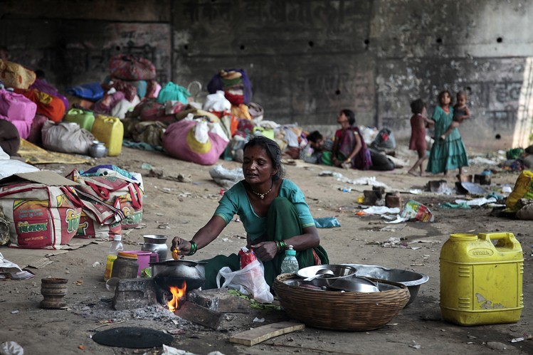 दो वक्त की रोटी का इंतज़ाम दिन भर के हाड़ तोड़ मेहनत के बाद 