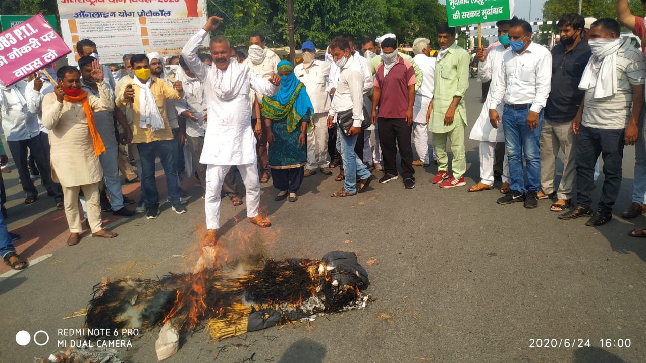 हरियाणा में सेवामुक्त किए गए 1983 शारीरिक प्रशिक्षकों का प्रदर्शन जारी