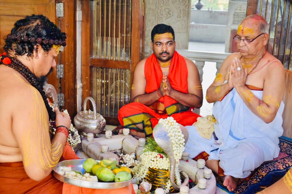 हरिद्वार मंदिर में पूजा करते बंशीधर भगत