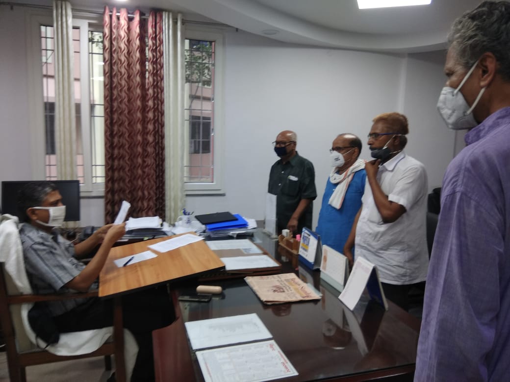 विपक्षी दल पहुंचे चुनाव आयोग