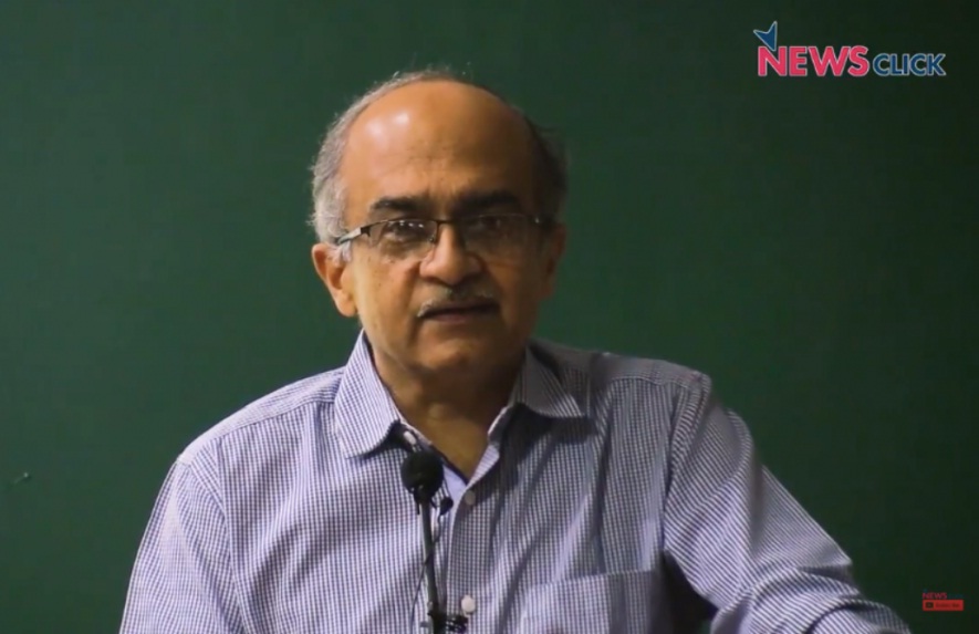प्रशांत भूषण अपने रुख़ पर कायम, कहा- माफ़ी मांगना मेरे अन्त:करण की अवमानना