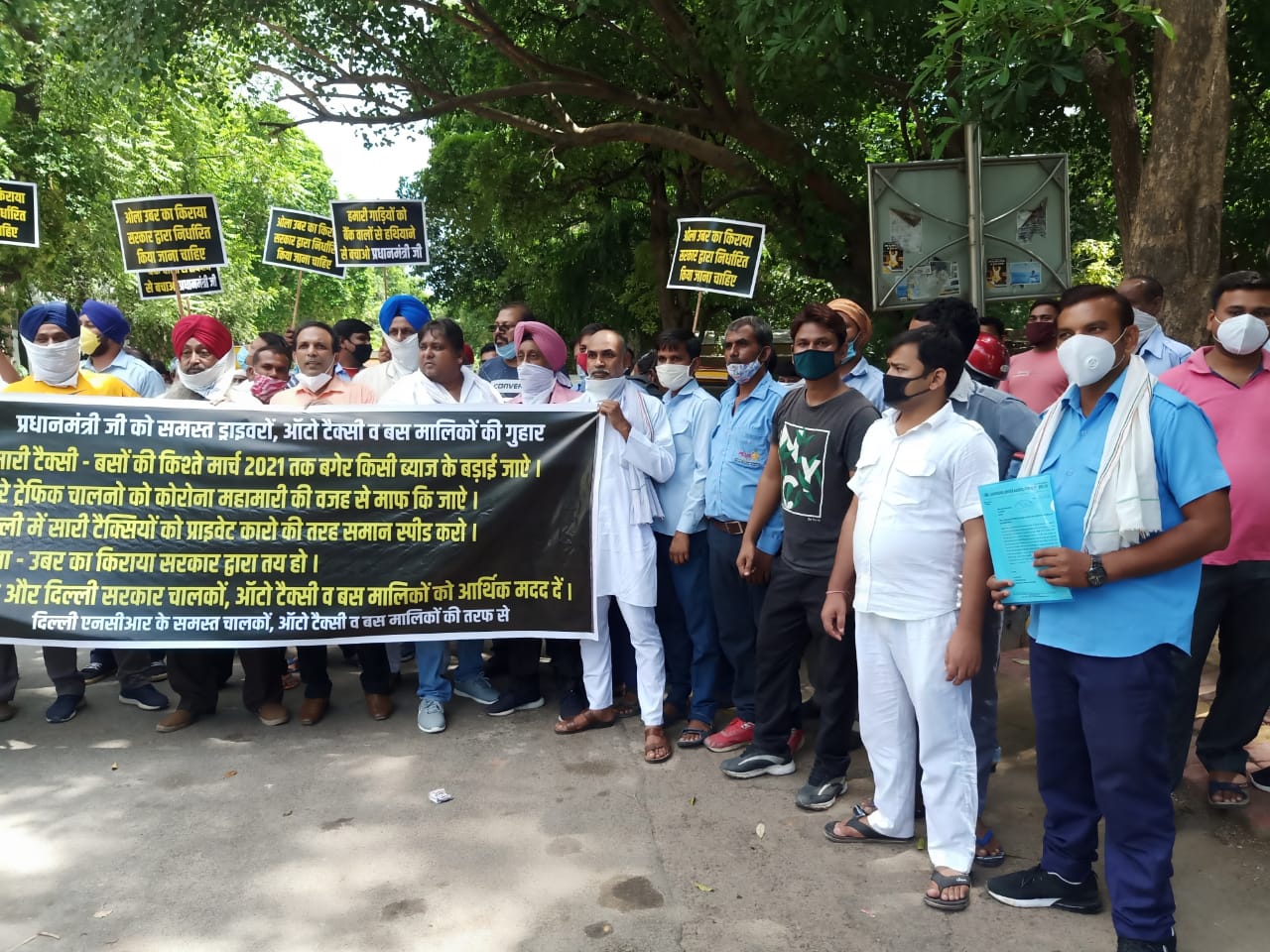  किराया बढ़ाने और EMI स्थगन की मांग को लेकर ओला-उबर ड्राइवरों की ने की एक दिन की हड़ताल