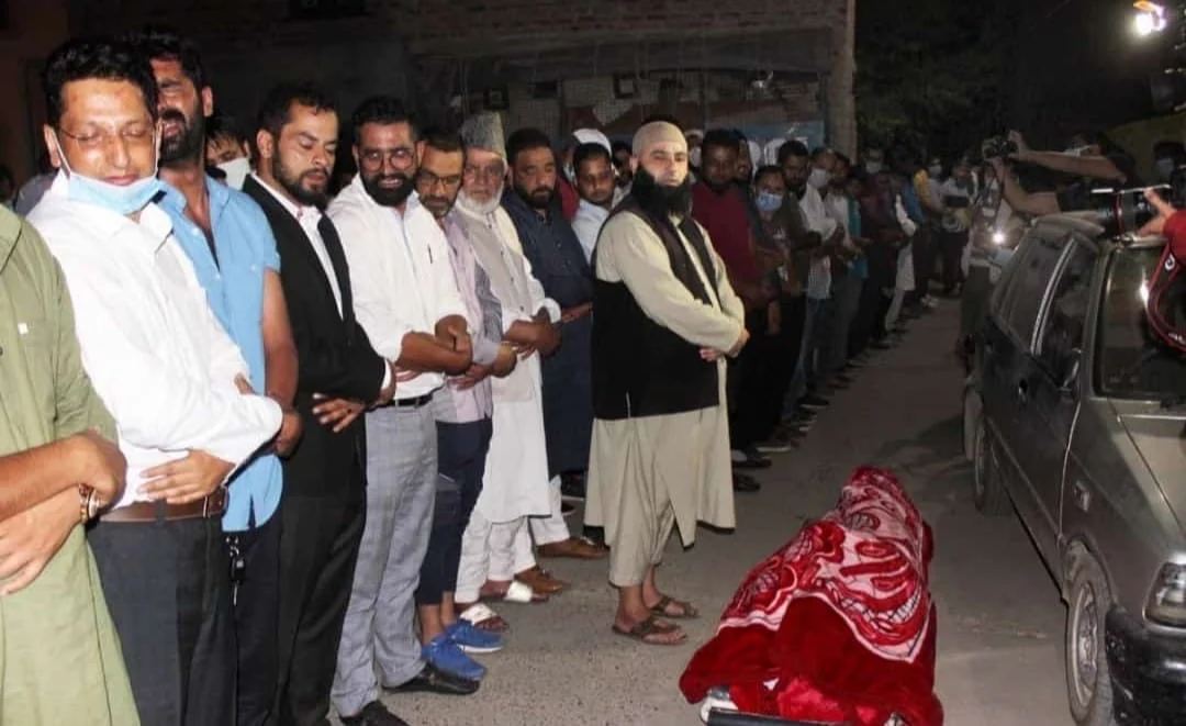 बाबर कादरी के अंतिम संस्कार का दृश्य 