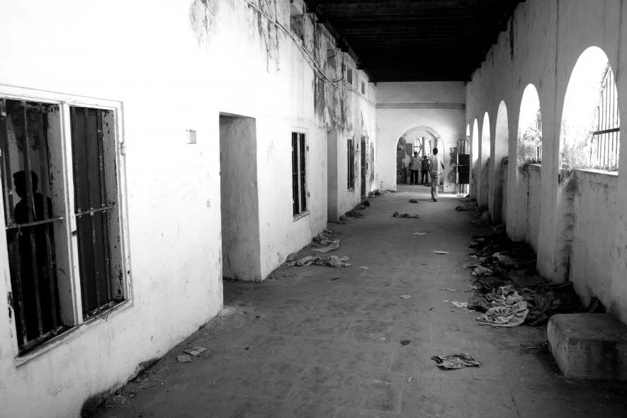 भारत में आधे से ज़्यादा क़ैदी मुस्लिम, दलित और आदिवासी हैं