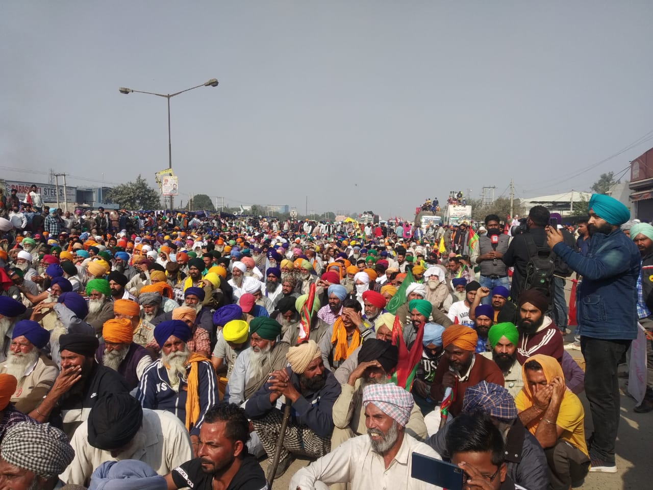 किसानों के हौसले और एकता के आगे झुकती मोदी सरकार!