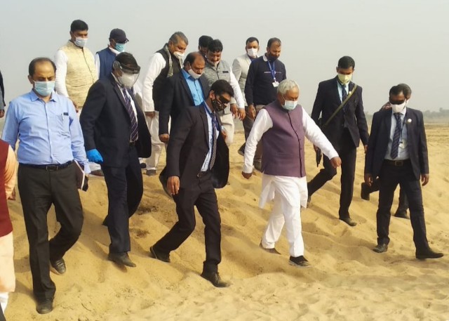 बाँका में चांदन नदी के किनारे मिले पुरावशेषों का निरीक्षण करने पहुँचे मुख्यमंत्री नीतीश कुमार