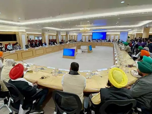 सरकार और किसान नेताओं के बीच बातचीत बेनतीजा