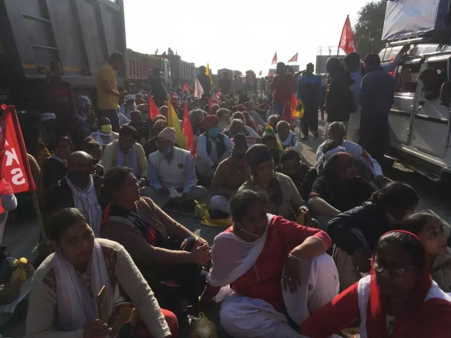 प्रदर्शनकारी, मुख्य रूप से महिलाएं, राजस्थान-हरियाणा सीमा पर दिल्ली-जयपुर राजमार्ग के एक कैरिजवे में पड़ाव डाले हुई हैं। छवि: रौनक छाबड़ा