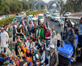 किसानों ने नोएडा-दिल्ली मार्ग पर चिल्ला बॉर्डर को अवरुद्ध किया
