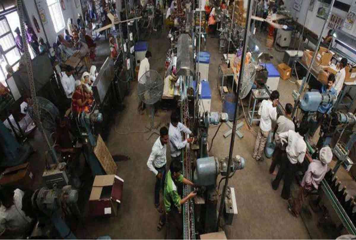 श्रमिकों के लिए व्यवसायिक संरक्षा कम की गई