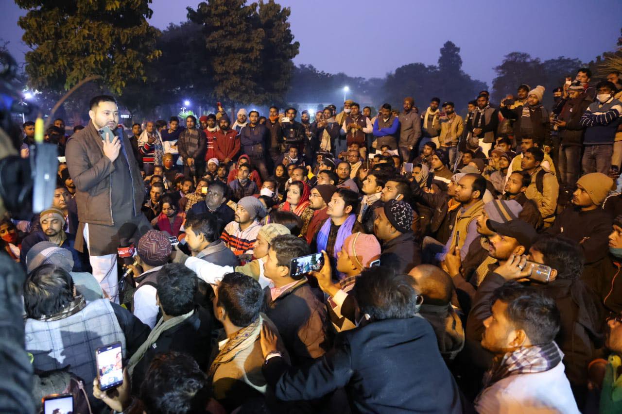 बिहार: नियुक्ति पत्र की मांग कर रहे प्रदर्शनकारी अभ्यार्थियों पर बर्बर लाठीचार्च, विपक्ष ने की निंदा