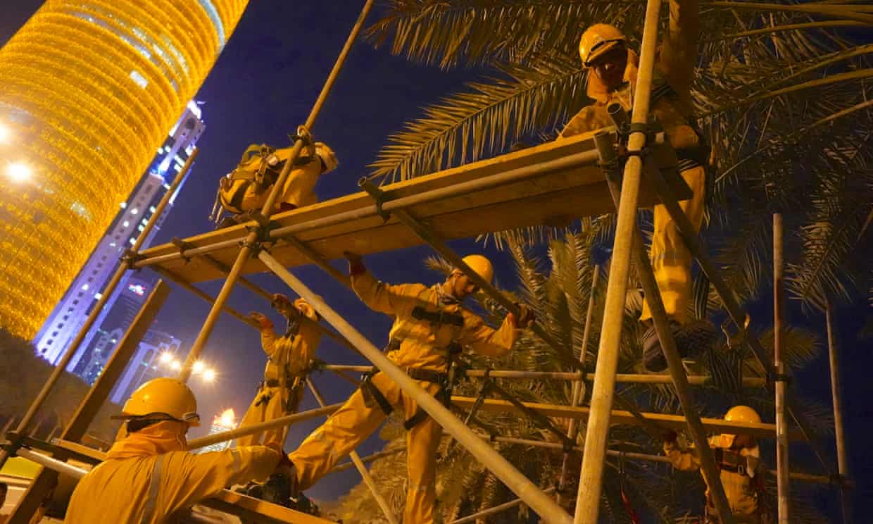 पिछले 10 वर्षों में क़तर में हज़ारों प्रवासी श्रमिकों की मौत हुईः रिपोर्ट