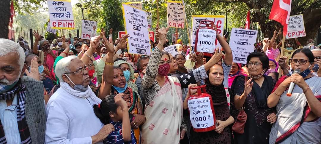  पेट्रोल डील बढ़ती कीमतों के ख़िलाफ़ सी.पी.आई.(एम) का प्रदर्शन