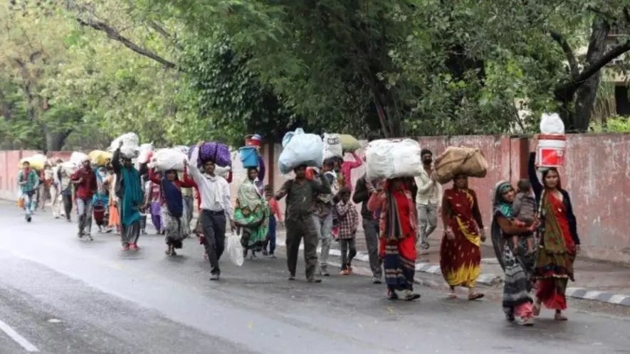 केंद्र अभी भी लॉकडाउन के दौरान हुई प्रवासी मज़दूरों की मौत के आंकड़े जुटाने में व्यस्त है 