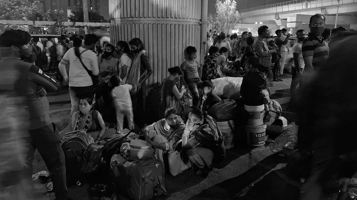  रिवर्स माइग्रेशन: महामारी के साल भर बाद भी मज़दूरों को सरकारों पर नहीं हुआ विश्वास!