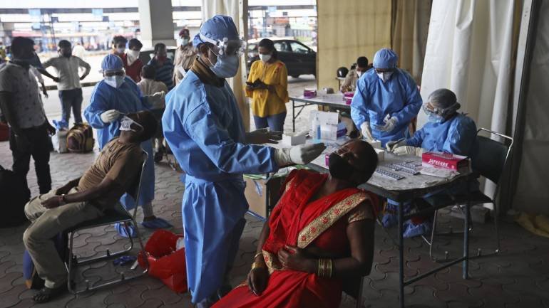 कोरोना अपडेट: देश में बेकाबू हुआ कोरोना, 24 घंटों में 2 लाख से भी ज़्यादा आए नए मामले 