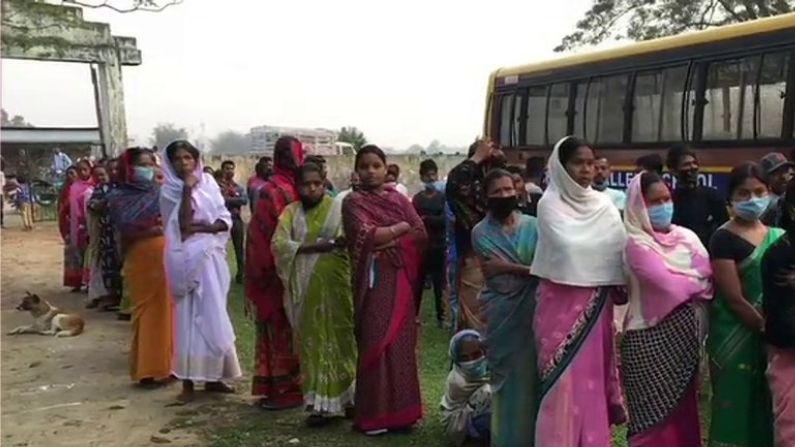 असम में एक बूथ पर मतदाता सूची में सिर्फ़ 90 नाम, वोट पड़े 171, पांच अधिकारी निलंबित