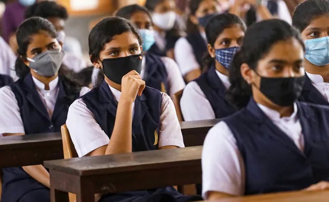 राहत और बेचैनी दोनों साथ लेकर आया है बोर्ड परीक्षा कार्यक्रम में बदलाव