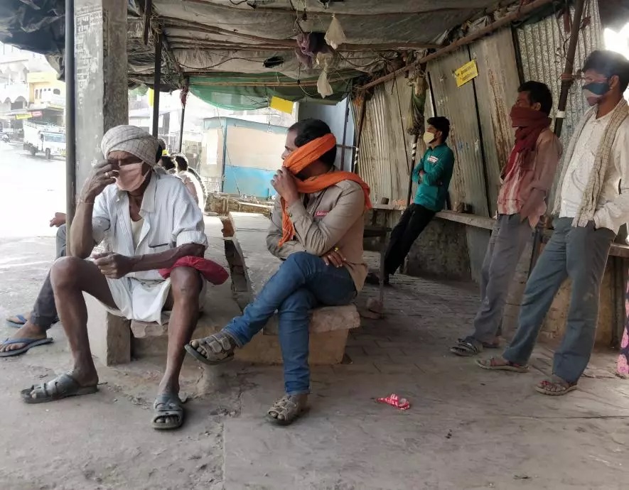 गोगुन्दा के मज़दूर नाके पर दैनिक मज़दूर काम मिलने के इंतेज़ार में।