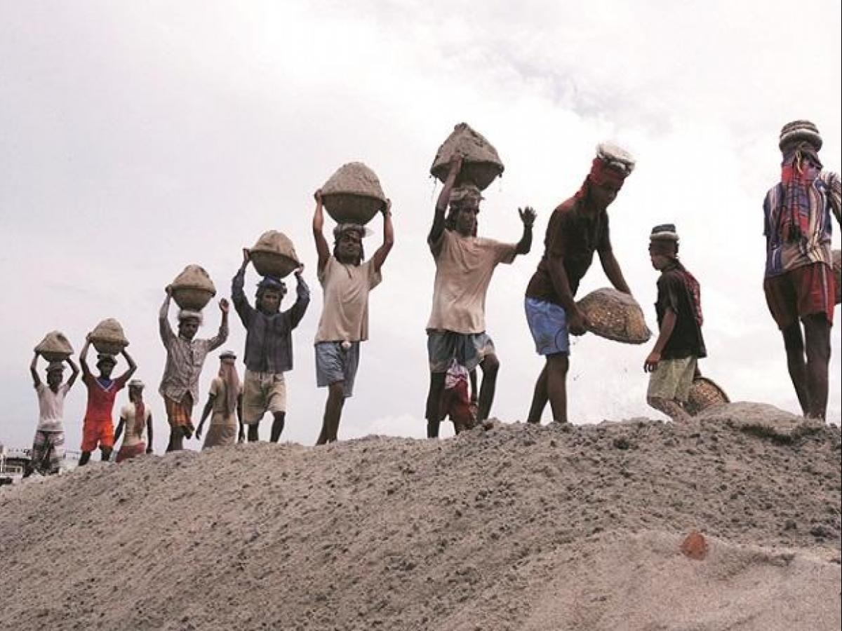 वैश्विक महामारी के दौर में मजदूर विरोधी नीतियों को तेजी से आगे बढ़ाती सरकार