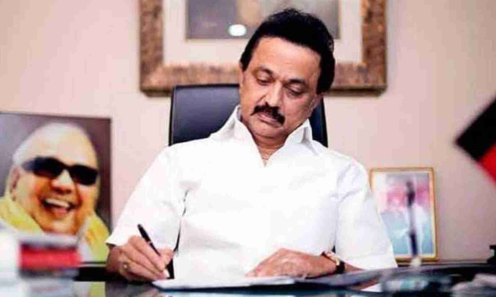 तमिलनाडु:शपथ लेते ही स्टालिन ने 2,000 रुपये की राहत राशि देने, आविन दूध के दाम में कटौती सहित महिलाओं को मुफ़्त यात्रा की घोषणा की