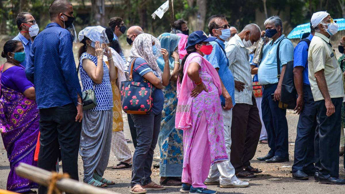 अस्तव्यस्त कोरोना टीकाकरण : हाशिए पर इंसानी ज़िंदगी