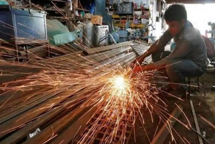 सहिबाबाद: कारखानों के चलने के कारण मजदूरों को थोड़ी राहत लेकिन परेशानी भी बहुत ज्यादा