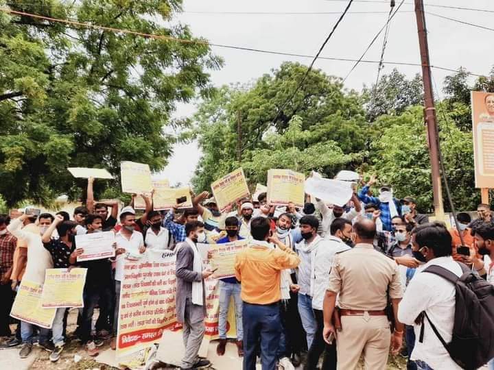 आजीविका और रोज़गार का प्रश्न उत्तर प्रदेश के विधानसभा चुनाव में प्रमुख मुद्दा बन रहा है