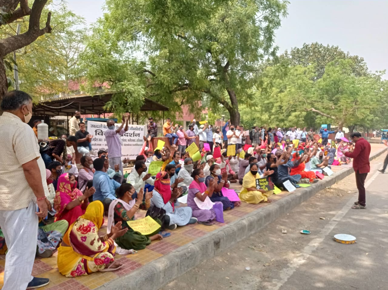 फरीदाबाद : 'घर में ही रहें' की नसीहत के बीच खोरी गांव के 10 हज़ार परिवार को बेघर करने की तैयारी!