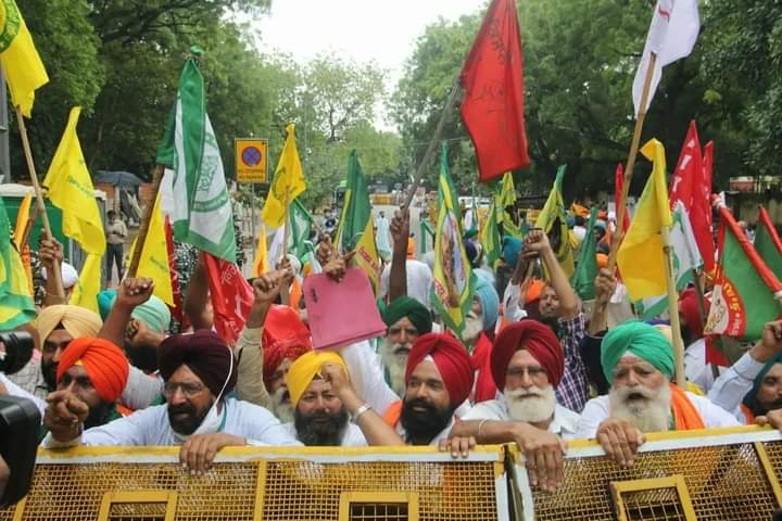 दिल्ली में संसद के पास किसानों ने लगाई अपनी किसान संसद, पास किए कई प्रस्ताव