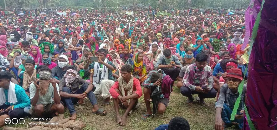 Thousands of tribals 