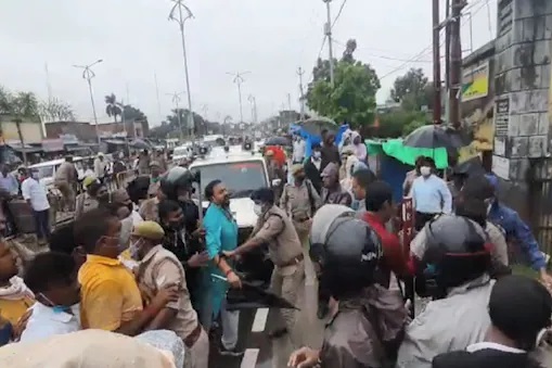 उत्तर प्रदेश : जिला पंचायत अध्यक्ष चुनाव के बाद ब्लॉक प्रमुख चुनाव में भी धांधली के लग रहे आरोप, नामांकन के दौरान कई जिलों में झड़प