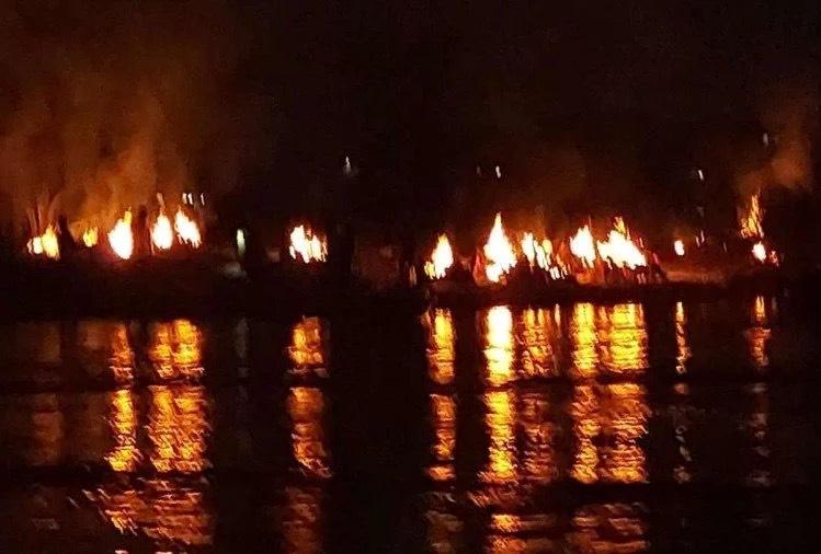 प्रयागराज: गंगा के तट पर फिर से देखने को मिले 100 से अधिक संदिग्ध कोविड पीड़ितों के शव  