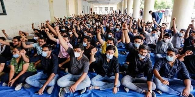गुजरात में डॉक्टरों की हड़ताल जारी, सरकार पर बदले की भावना से बिजली-पानी कनेक्शन काटने का आरोप!